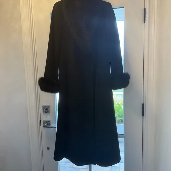 Elegant Black Fur-Trimmed Women's Coat - Picture 2 of 8